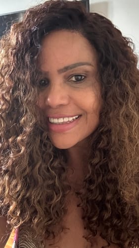 Customer photo review of Lace Front Tela HD Valeria Castanho com Luzes 33/22 Cacheada - Repartição Livre 13x4