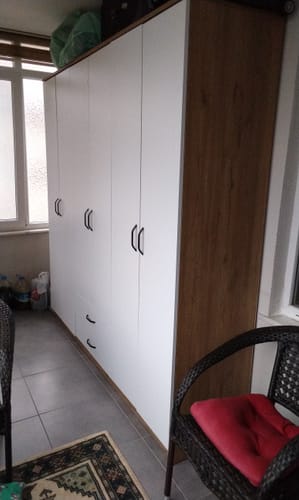 Yorumcunun monte ettiği, beyaz kapaklı ve ceviz gövdeli Rani gardırop.