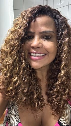 Customer photo review of Lace Front Tela HD Valeria Castanho com Luzes 33/22 Cacheada - Repartição Livre 13x4