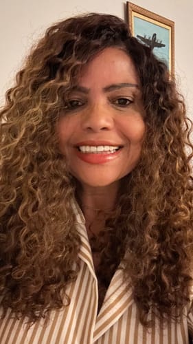 Customer photo review of Lace Front Tela HD Valeria Castanho com Luzes 33/22 Cacheada - Repartição Livre 13x4