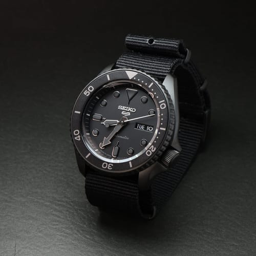 Foto de un cliente del reloj Seiko 5 Automático SBSA025 totalmente negro con correa de nylon.