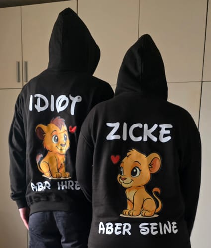 Kunden zeigen die Rückseite ihrer passenden schwarzen Zicke Löwe-Hoodies.