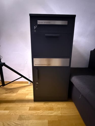 Customer photo review of Paketbox PB1 mit Briefkasten | anthrazit - RAL7016 | personalisiert mit Edelstahl-Schild
