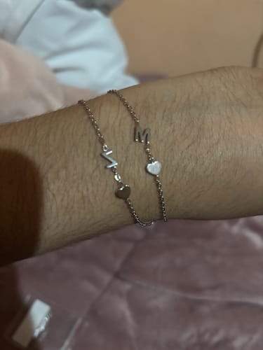 Customer photo review of Pulsera con iniciales personalizadas en horizontal