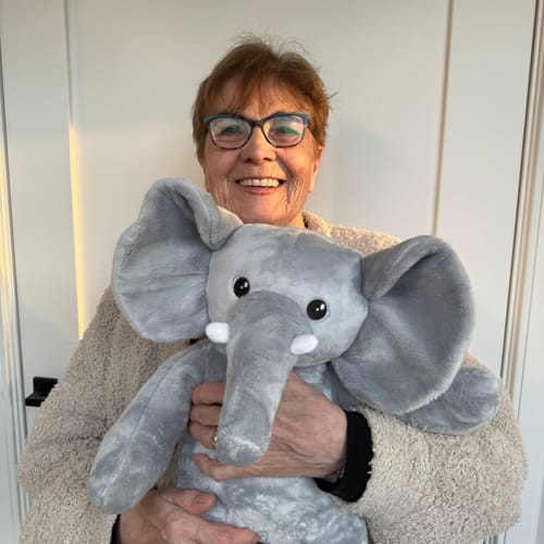 Een recensent knuffelt blij de zachte grijze Olifant verzwaringsknuffel.
