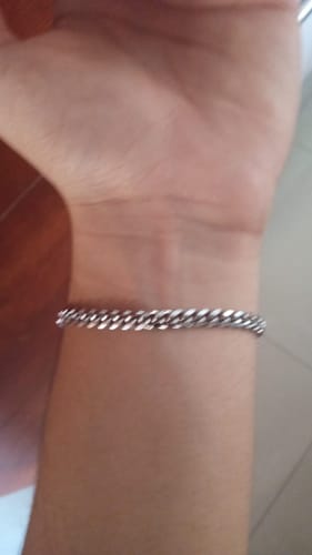 Primer plano de la Pulsera Miami Cuban 5mm en la muñeca de un cliente.
