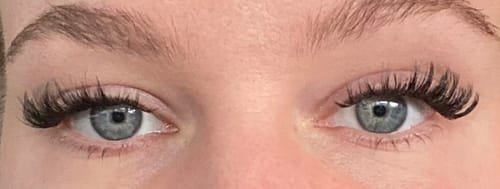 Nahaufnahme der Augen einer Rezensentin, die die langen, vollen Wimpern des AYLASHES Bundle Builders zeigt.