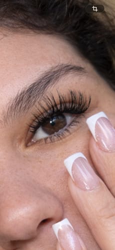 Nahaufnahme vom Auge einer Rezensentin, das die langen, voluminösen THE LEO Wimpern zeigt.