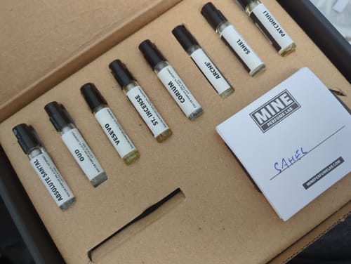 Recensore mostra il Set campioni orientali e legnose aperto, con le 8 fiale di profumo visibili all'interno.