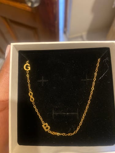Customer photo review of Collar con iniciales personalizadas en horizontal