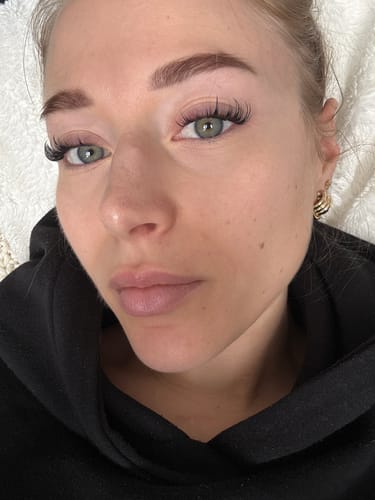 Nahaufnahme einer Kundin, die das Ergebnis des AYLASHES Bundle Builder auf ihren Augen zeigt.