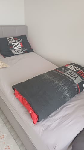 Customer photo review of Genç Odası Tek Kişilik Lastikli Çarşaflı Nevresim Takımı Rock Kırmızı