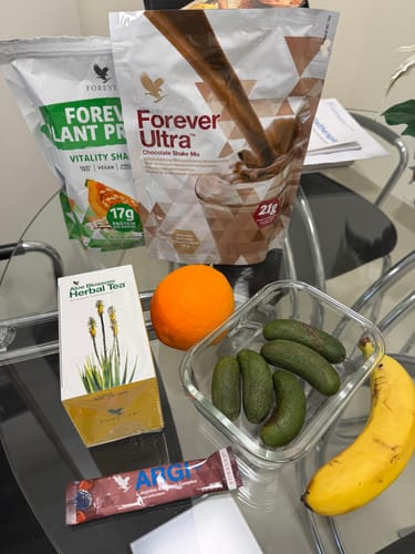 Kunde zeigt die Avocado Cocktails in einer Glasschale, neben anderen Lebensmitteln auf einem Tisch.