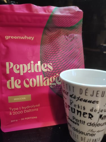 Image d'un client : le sachet rose de Peptides de Collagène saveur MOCCHA à côté d'une tasse à café.