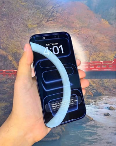 Cliente sosteniendo su nuevo iPhone 17 PRO con la pantalla encendida en su mano.