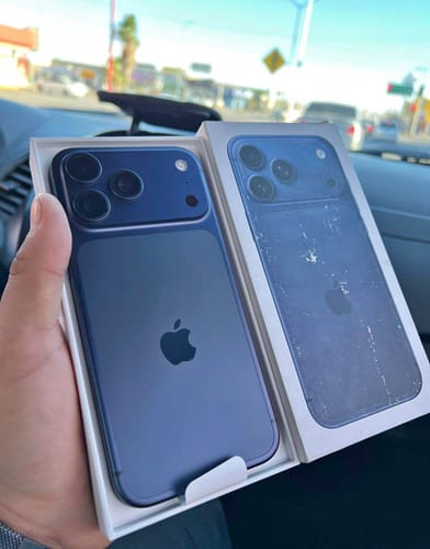 Cliente sosteniendo un IPHONE 17 PRO MAX azul nuevo junto a la caja del producto un poco maltratada.