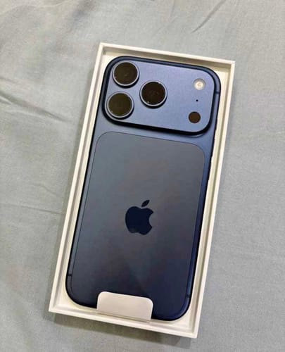 Cliente mostrando la parte trasera de su nuevo iPhone 17 PRO azul en su caja.