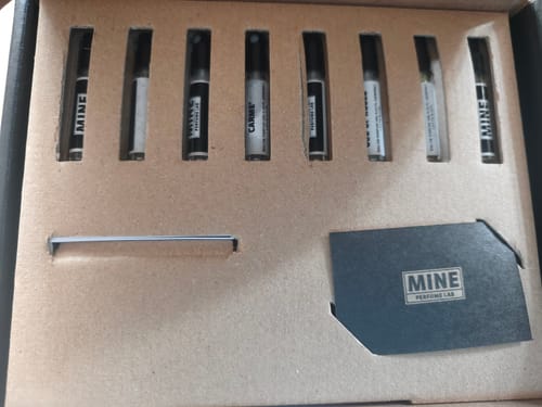 Un cliente mostra il Set campioni orientali e legnose aperto, con otto fiale di profumo al suo interno.