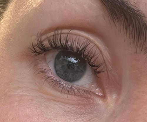 Nahaufnahme des Auges einer Rezensentin mit langen, natürlich aussehenden Wimpern aus dem Starter-Set.