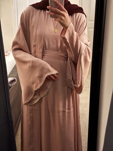 Reviewer wearing the mauve pink Nura Satin Open Front Abaya over the matching inner dress, showing the diamond-lined sleeves.