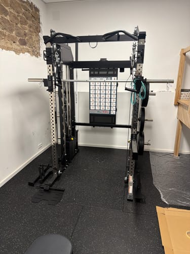 Die aufgebaute Fallout Kraftstation eines Kunden in einem Trainingsraum auf einem Gummiboden.