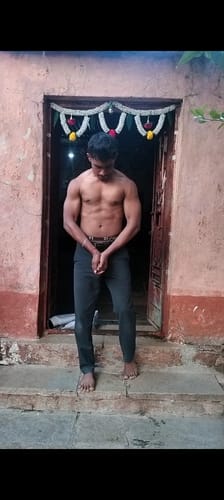 Reviewer shows their muscular upper body after taking Wellcore Creatine Monohydrate.