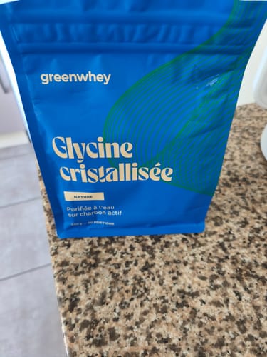 Le sachet bleu de Glycine cristallisée d'un client, posé sur un comptoir.