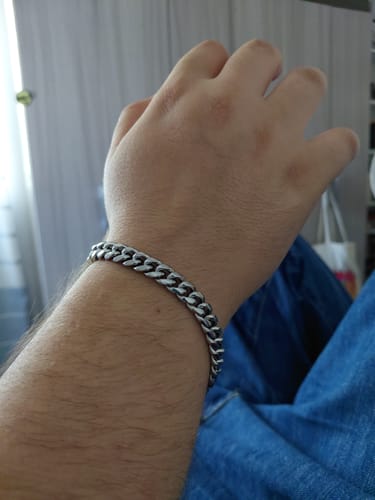 Cliente mostrando la Pulsera Cuban 8mm plateada en su muñeca.