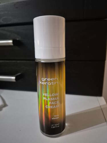 Photo d'un client montrant le flacon de la Yellow Plasma Crème et son étiquette irisée.