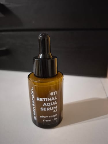 Avis d'un client montrant le flacon en verre ambré du #11 Retinal Aqua Serum sur une surface.