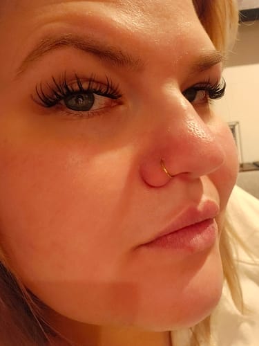 Nahaufnahme einer Kundin, die die langen und voluminösen Wimpern THE TAURUS trägt.