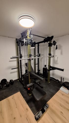 Kunde zeigt das R8 Bradley Combat in Militärgrün, das in einem Homegym aufgebaut ist.