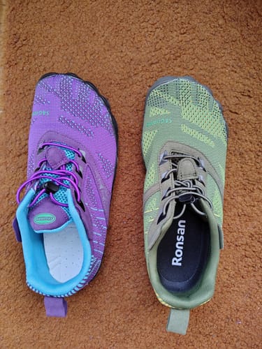 Reviewer compares their two pairs of Free Ⅰ - Barefoot Shoes, purple and green, with different cushioned insoles.