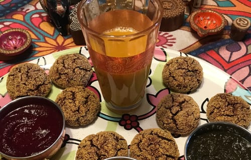 Vom Kunden zubereitete indische Tikkis aus der violetten Süßkartoffel, serviert mit einem Glas Chai.