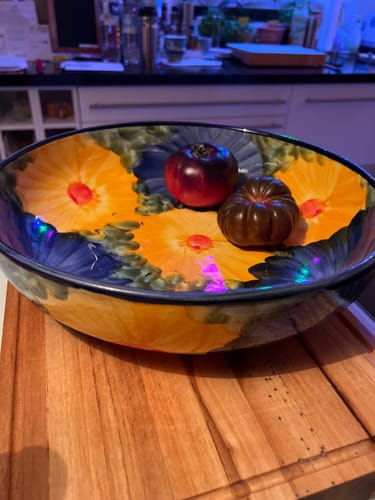 Rezensent zeigt die letzten beiden Tomaten aus dem Tomaten Trio in einer bunten Schale.
