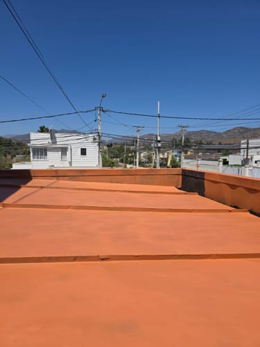 Reseñador muestra el techo de su casa recién pintado con el sellador Lanco Coolguard en color teja.