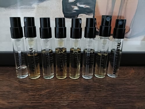 Cliente mostra gli otto campioncini del Set campioni orientali e legnose, disposti in fila su un tavolo.