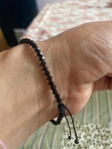 Customer photo review of PULSERA AJUSTABLE OBSIDIANA DORADA FACETADA (3 MM)