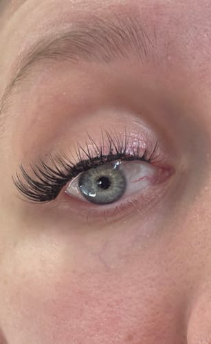 Nahaufnahme vom Auge einer Kundin mit den natürlich aussehenden Wimpern des Pretty Women Starter Kits.