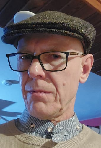 Customer in a close-up photo wearing the gray tweed Vintage Cap.