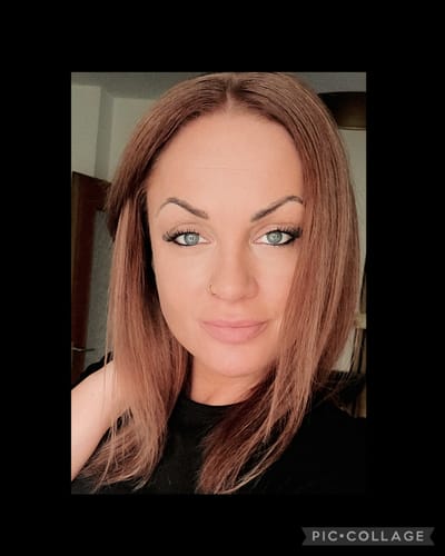 Nahaufnahme einer Kundin, die das Ergebnis des ALL-IN-ONE Wimpern Kits mit langen, dichten Wimpern zeigt.