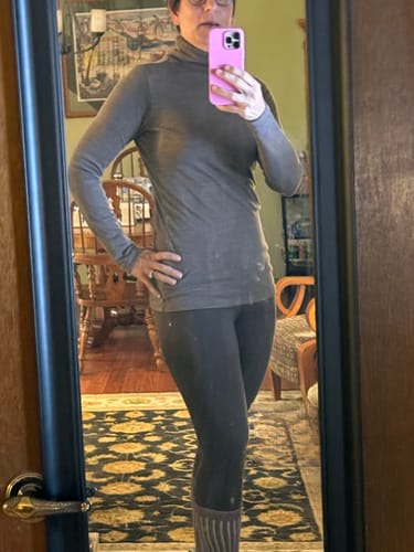 Reviewer in a mirror selfie showing the full-length fit of the dark Stella Leggings in Bracken.