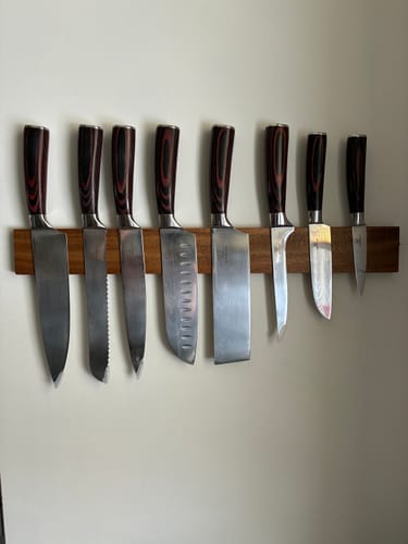 Die magnetische Holzleiste Kōyōju eines Kunden, an einer Wand montiert und mit acht verschiedenen Messern bestückt.