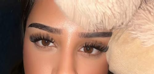 Nahaufnahme der Augen einer Rezensentin, die die langen, voluminösen Wimpern aus dem MIAMI BEACH STARTER KIT trägt.