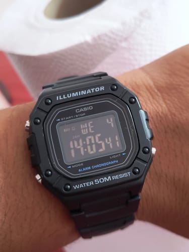 Cliente mostrando su reloj Casio Vintage W-218H-1BVDF negro en la muñeca.