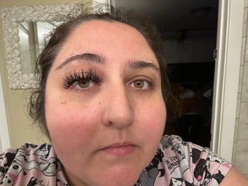 Reviewer comparing one eye with long, voluminous VB-Muse lashes to the other eye without.