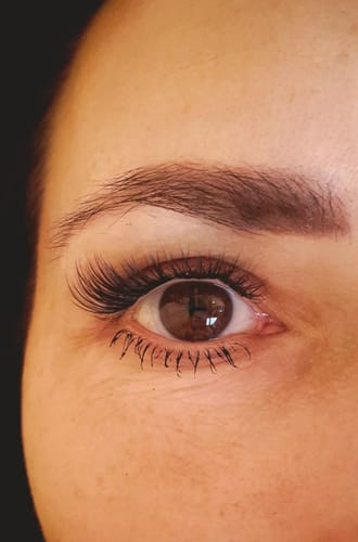 Nahaufnahme des Auges einer Rezensentin, die die langen Flirt Filter Wimpern trägt, die nach außen geschwungen sind.