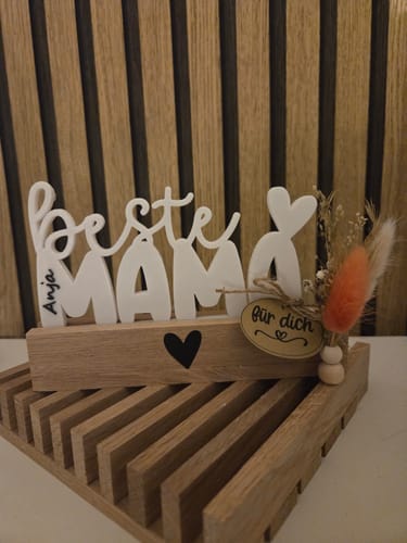 Rezensent zeigt einen Easy-Stick als Basis für ein selbstgebasteltes „Beste Mama“-Schild.
