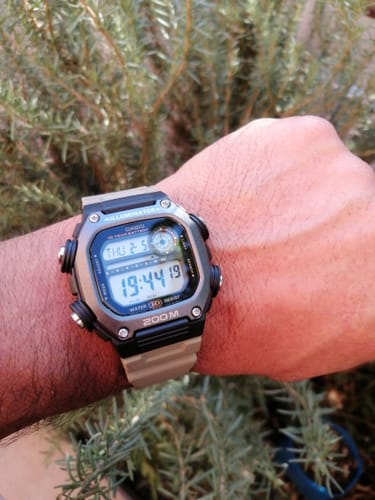 Reseñador mostrando el robusto reloj Casio Vintage DW-291HX en su muñeca al aire libre.