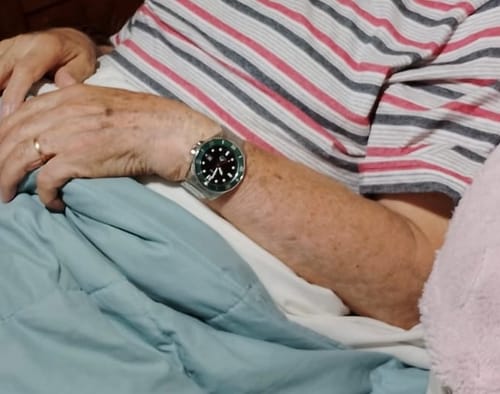 Reseñador muestra el Reloj Casio Submariner con bisel verde en la muñeca de una persona.